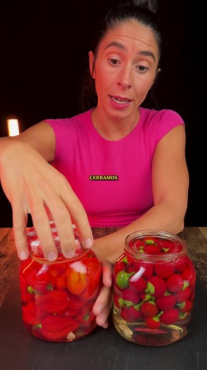 GUINDILLAS EN VINAGRE ⸻ 🧂 INGREDIENTES (para 1 litro de líquido): • 🍇600 ml de vinagre blanco (mínimo 5 % acidez) 🍎 El de vino blanco da un sabor más clásico, el de manzana más suave y afrutado. • 💧 400 ml de agua • 🧂 1 cucharada sopera rasa de sal (unos 10–12 g) • 🧄 Guindillas o habaneros firmes, frescos y secos • 🫘 3–4 garbanzos crudos por frasco (truco para mantener el vinagre claro) ⸻ 🪜 PASO A PASO: ➊ Lava y seca muy bien las guindillas o habaneros. 💡: aunque luego añadimos agua, es
