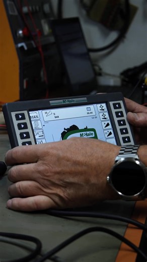 Klartext aus der Werkstatt: Die Frage, ob Standard-Monitor oder ISOBUS, taucht immer wieder auf. Also mal ganz ehrlich: 🤓 Von der Funktion her? Absolut kein Unterschied! Tasten, Menüs und alle Einstellungen sind identisch. Wir zeigen euch, was passiert – auch wenn unsere Demo-ECU hier noch 0 Ballen zählt. 😉 Der große Vorteil von ISOBUS ist die aufgeräumte Kabine. Weniger Kabel und nur ein Monitor für alles. Man muss ja nicht unnötig viel Geraffel im Schlepper haben. Hand aufs Herz: Wie viele M