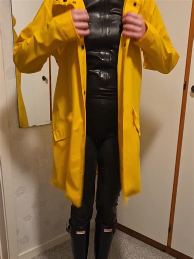 Latex under my raincoat💕 #latex #raincoat #hunterboots #fashion #ootd