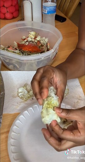 How to eat a Blue crab and get all of the meat #livecrabs #bluecrabs #crabs #seafoodboil #gumbopot #gumbo #crablover #crablegs #foodie #food