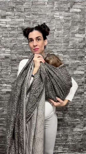 Strangleproof Ruck & Hipscoot with a sleepy toddler 🎈Perfect for little leg-straightener babies 🎈Middle marker right at baby’s back 🎈Wrap size: base size Wrap : Camilou - Leo Wild Lilith 🐆 #BabyWrap #FancyFinish #Camilou #pregnant #Babywearing365 @Camilou Babywearing