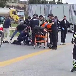 ⚡️🚨مشاهد مذهلة من موغلا التركية لواحدة من اصعب عمليه الإنقاذ المعقدة نتيجة طبيعتها الخطيرة!حيث تم إيقاف شخص يحاول ان ينهي حياته وأصاب نفسه بسـ ـكين بصعوبة من قبل الشرطة بعد جهود استمرت 4 ساعات واضطروا الى رمي الرصاص التخويفي بجانبه بعد ان طفح الكيل واستطاعوا انقاذه برغم إصابته لنفسه .