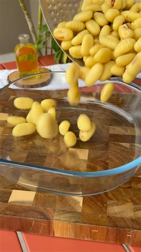 GRATIN DE GNOCCHIS AU GORGONZOLA, champignons & épinards 🤍✨ Un de mes plats réconfortants pour les week end de pluie qui me prenne pas plus de 20 minutes ! 🫠 Ingrédients pour un gratin pour 4 - 750 g de gnocchis - 200 g d’épinards - 450 g de champignons - 10 cl de crème - 1 beau morceau de gorgonzola crémeux - ail - poivre - Parmesan 1. Si gnocchis frais cuire à l’eau avant de les égoutter. 2. Faire revenir les champignons émincés avec l’ail écrasé une fois qu’ils ont rendu leur eau ajouter le