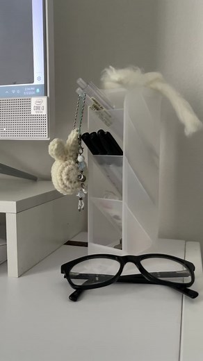 desk update :) theres still so much more i want to add #desk #desktour #deskupdate #deskinspo #dailyvlog #aesthetic #sawako #enhypen #organization #kiminitodoke