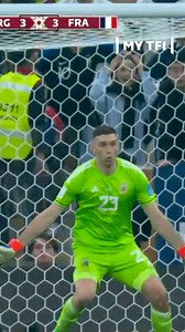 2.6M views · 46K reactions | "Pour moi, Kolo Muani a fait le geste juste" Remplacé avant la pause lors de la finale du mondial, Olivier Giroud a assisté depuis le banc à l'ultime action du match, stoppée par Martinez... Il explique à Sébastien Barniaud pourquoi selon lui, Kolo Muani n'a rien à se reprocher ⬇️ | Téléfoot | Facebook