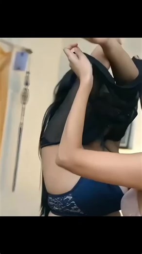 Hindi mems 😃 on Instagram: "日本利用压电瓷砖将脚步转化为电能。这些瓷砖捕捉来自你脚步的动能。当你行走时，你的重量和动作会对瓷砖产生压力。瓷砖会轻微弯曲，从而产生机械应力。瓷砖内部的压电材料将这种应力转化为电能。每一步都会产生少量电荷，而数百万步结合在一起就能产生足够的电力来驱动 LED 灯、数字显示屏和传感器。在像涩谷车站这样繁忙的地方，每天大约有 240 万个脚步为这一系统作出贡献。这些电能可以被储存或立即使用，从而减少对传统电力来源的依赖，并支持可持续的城市基础设施。这种方法将日常运动转化为实用的可再生能源 #日本 #知识 #事实 #你知道吗 #推荐 科技 创新 历史 技术 实验 热门 日本利用压电瓷砖将脚步转化为电能。这些瓷砖捕捉来自你脚步的动能。当你行走时，你的重量和动作会对瓷砖产生压力。瓷砖会轻微弯曲，从而产生机械应力。瓷砖内部的压电材料将这种应力转化为电能。每一步都会产生少量电荷，而数百万步结合在一起就能产生足够的电力来驱动 LED 灯、数字显示屏和传感器。在像涩谷车站这样繁忙的地方，每天大约有 240 万个脚步为这一系统作出贡献。这些电能可以