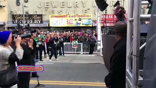 HELEN REDDY - I Am Woman (live) (Women's March LA 2017)