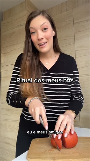 Gabi Gomes | Toque Final🎉 on Instagram: "[CÓDIGO DE PRESENTE: TF102AAA] Virou tradição no meu grupo de amigos 💍📸 Sempre que alguém casa, a gente presenteia com um álbum compartilhado só com fotos reais, sem edição e feitas no dia 🤍✨ Tudo vai pro álbum pelo QR code no app Dots Memories, que organiza por horário e cria a timeline completa do casamento 📲✨ E ainda, com esse código de presente você ganha um video recap especial dentro do app! 🎁 #albumpresenteamigos_hablado_hablado #gabriela #do