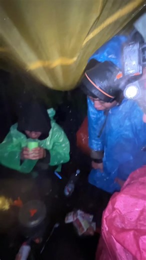 Bayakin lo dari selter 1 ke pintu rimba itu dari jam 5.30 sore sampai 00.34 malam,udah ga masuk akal sih,jalanya kayak di puter” ga ketemu” asmaul husna,mana kami mendaki cuman berdua cewek juga, di jalur ga ketemu orang sama sekali,ketemu pendaki lain pas udh mau dekat pintu rimba,hujan ga berenti” kaki ga sanggup jalan lagi udah nyerah baget,soalnya udah pada ga masuk akal lagi tapi yakin dan percaya aja mungkin karna udah capek kan jadi suges pikiran kemana mana,tapi bikin trauma sih dempo😭�