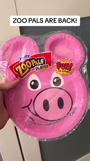 Who else remembers eating off of Zoo Pals plates as a kid? 🥲 Link in bio to shop them while they're still in stock! #zoopals #zoopalsplates #hefty #nostalgia #nostalgic #2000s #early2000s