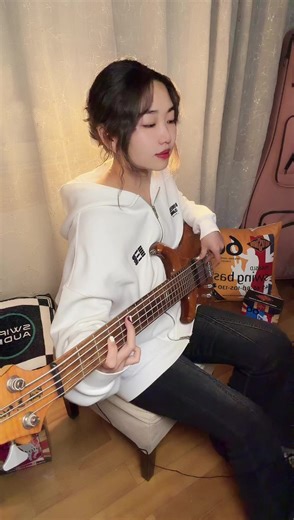 【03-05 23点】PinkBass直播录播切片《这个吉他怎么没有声音？！》