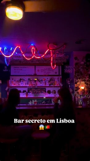 Thay Vasques | Dicas de Portugal 🇵🇹 on Instagram: "Você precisa de uma senha para entrar 😱 No coração do Príncipe Real, um lugar intimista, com atendimento personalizado e drinks fora da caixinha: burrata, azeite, tomate… combinações que você nunca imaginou. Mas para entrar, você precisa descobrir a senha.. 📍Sneaky Sip 🤐 Ice could Já compartilha esse segredo com alguém! #lisboa #barsecreto #portugal"