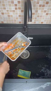 Efficiently Cleaning Plastic Containers in the Kitchen