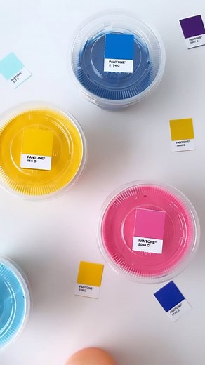 @eatcakebemerry uses her Pantone Solid Chips for color inspiration for her tasty treats!🍰🧁 | Pantone