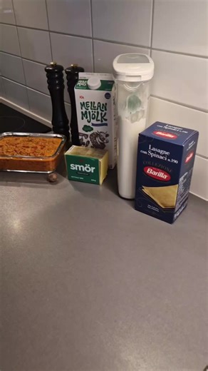 Lasagne (köttfärssåsen hade jag gjort i helgen så gjorde om den till en lasagne) kolla min andra video när jag gör köttfärssåsen. ingredienser till lasagne köttfärssås 1 liter hade jag lasagneplattor ca 12 st bechamel Smör 200 gram Mjöl 3 dl Mjölk 8 dl salt/peppar Muskotnöt smält smöret sen tillsätt mjölet. låt mjölet koka ut en stund så man får bort den råa mjöl smaken. därefter I med mjölk och rör runt på medelhög värmen tills bechamelen blir lagom tjock. Ner med Salt/peppar och muskotnöt. jag