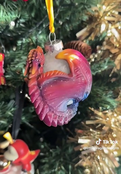 Another custom painted dragon bauble thats flying off to its new home today 😍 #art #sculpture #dragonart #christmas #dragon #3dprinting #dragonbauble #fantasyart #resinprinting #originalart