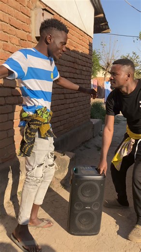 876K views · 22K reactions | Who won the battle  Fly P music ine nkhavinisya Felistus Nya-uyu Ngwira munyumba mwake, mpaka wakawila kukabati// 藍藍 | LAZZ G | Facebook