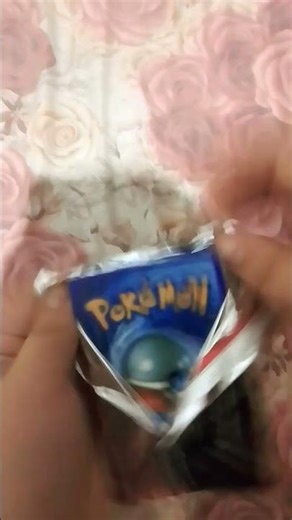 abriendo sobres de cartas de pokemon