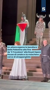Durante il saluto e gli applausi finali per l'ultima replica de 'Il Trovatore' alla Royal Opera House di Londra, un attore ha esposto la bandiera palestinese, difendendola dalla maschera che, salita sul palco, ha tentato di strappargliela dalle mani #londra #royaloperahouse #uk #palestine | La Stampa