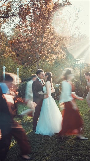C’est LA photo qu’on me demande le plus depuis deux ans : la fameuse photo floue ✨ Le couple reste immobile — ils se regardent, s’embrassent, se tiennent juste la main — pendant que les témoins, les demoiselles d’honneur et les copains tournent autour d’eux. Et moi, je joue avec la lumière et le mouvement 🩵 Parce qu’en vrai, cette photo, c’est un peu ma photo de prédilection. Je la fais souvent en extérieur, quand la lumière est belle et solaire 🌞 Côté réglages, ça dépend évidemment de la lumi