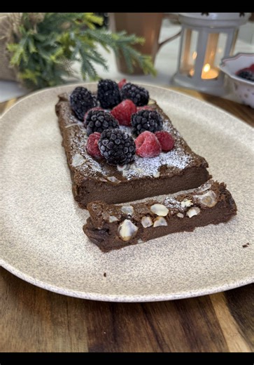 🍫 Prăjitură rapidă cu ciocolată 🍫 Nu o să crezi cât e de simplă… și cât de bună 😍 ✨ Ingrediente: \t•\t150 g ciocolată \t•\t50 g unt \t•\t50 ml lapte \t•\t2 ouă ✨ Mod de preparare: 1️⃣ Pune ciocolata, untul și laptele la microunde (600W, 2 minute). Amestecă până devine lucioasă 🤎 2️⃣ Adaugă cele 2 ouă și amestecă bine. 3️⃣ Toarnă compoziția într-o formă. 4️⃣ Coace la 180°C, 25 de minute. 5️⃣ Las-o să se răcească puțin (sau pune-o la frigider). ✨ Extra (opțional): Fructe proaspete deasupra – z