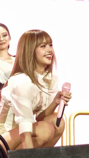 🖤🤍 on Instagram: "Beautiful just looking like a wow 🖤🤍 .. .. ... #lisa #musicreels #reels #show #viralpost❤"