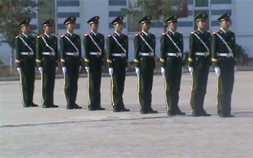 武警战士超详细的队列训练视频，战士们的动作干脆利索整齐划一！