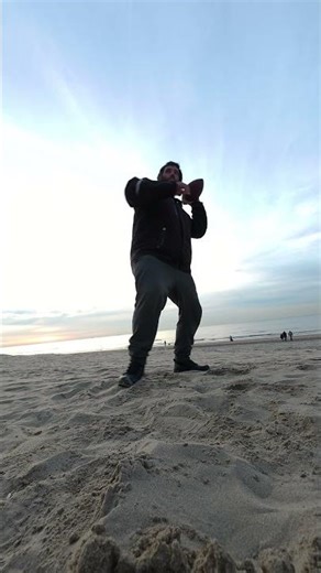 An American football throw with the left arm (training)