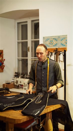 Tradition und Handwerk, so entstehen unsere Lederhosen - #amaliapernter1896 #salurn #tradition #schnederei #südtriol | Amalia Pernter 1896