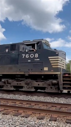 NS 266 at Lewis center with friendly crew #columbusohio #railroad #train