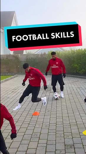 Mastering Football Skills: A Guide to Perfecting Your Pose 📸