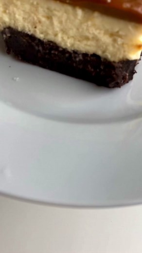 salted caramel cheesecake brownies 🤍 rich fudgey brownie layered with a creamy cheesecake and topped with salted caramel. Three delicious layers in a single decadent bite! #brownie #cheesecake #saltedcaramel #caramelcheesecake #caramel #chocolate #chocolate #chocolatecheesecake #browniecheesecake #easyrecipe #easydessert #dessertideas