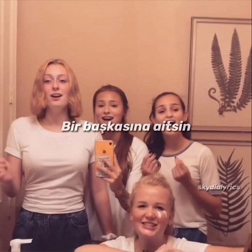 Çeviri💫 | Bu sıralar en sevdiğiniz şarkı ne? 💛🐥 Şarkı: Tonight you belong to me Lyrics; I know (I know) you belong To somebody new But tonight... | Instagram