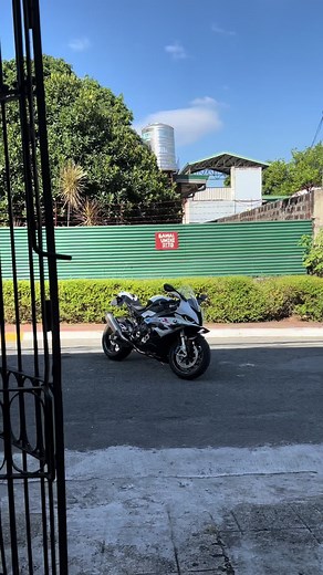 Do you guys still use paddock stands when you use the bike almost everyday? #biketok #bmw #s1000rr #s1krr #s1k #fyp