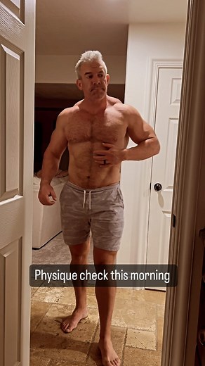 #flexfriday on Friday we do check ins. Gotta weigh in and send pics to @zackprior to see where I’m at with the nutrition and growth. #flexfriday💪 #bodybuilding #bodybuildingmotivation #bodybuilder #mastersbodybuilding #fatherfigure | Mike Schmutz / Silver Bodybuilder