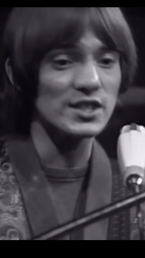 Itchycoo Park Small Faces Performed live on the Beat Club in 1967. Small Faces was made up of Steve Marriott, Ronnie Lane, Kenney Jones and Ian McLagan. ‘Itchycoo’ was a nickname for a park in London that was filled with stinging nettle that kept everyone scratching their skin (hence: itchy). The song was released in 1968 on the album “There Are But Four Small Faces”. ❤️If this song has special meaning to you or brings back memories, feel free to share! If you’ve never heard this band/artist/son