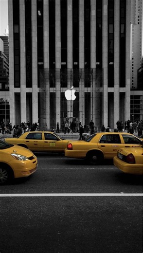 Typical Day in NYC Apple Store – iPhone Levitation Moment