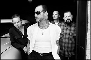 Social Distortion: Mike Ness im Interview und der Clip zu "Machine Gun Blues"