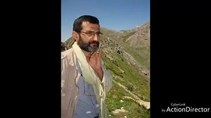 «hamlagh» très belle chanson de Si Moh PAROLES : ḤEMLEƔ / SI MOH Ḥemleɣ m ad hedreḍ kra d tiniḍ adi yeƐnu Ḥemleɣ m ad ḍseḍ taḍsa-m tecbeḥ d asefru (2) Tikwal ma ad ḍseḍ desseɣ ula d nekkini Ḥemleɣ m ad hedreḍ yettḥulfu s ul-iw yelli Awal-im d awal yenta ggul igouggem imi Yuqel d acalaw degg iḍ kan id imeqqi Tin uɣur tcubaḍ ḥsu kem mazal d tlul Tin uɣur tcubaḍ yubbas wissen ma ad tlul (2) Tin mazal id ilulen ar wayeḍ maci d kemmini Kra bbin itezzun yesƐa thin ɣef id iseqsi Tin mazal dilulen nek ɣ