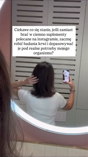 Marta Grzegorzak - skincare ✨ on Instagram: "Różnica około 1,5 roku 🙌🏻 Nie ma dnia, żebym nie dostała od Was wiadomości pt. „czy polecasz suplement x?” albo „jakie suplementy polecasz na cerę/włosy?” i niestety moja odpowiedź w większości przypadków brzmi „nie polecam” albo „żadne” 🤷🏻‍♀️ Bo suplementów nie bierze się dlatego, że poleciła je jakaś influencerka. Bierze się je ewentualnie wtedy, gdy mamy do tego wskazania i widać to w wynikach krwi*. Branża supli ma OGROMNE budżety i nie dziwie