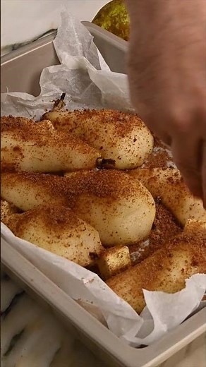 Baked pears with butter, brown sugar and crème fraîche!