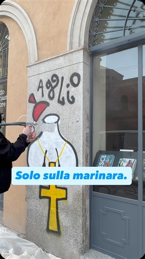 Novaspace.it on Instagram: "Aglio sta rovinando la città, ma a noi che l’aglio ci piace solo a tavola non potevamo girarci dall’altra parte. Con un intervento alla volta, si fa la differenza. #rimozionegraffiti #milanopulita"