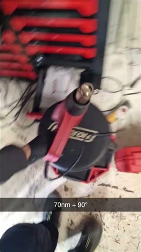 Working on the Caddy company car. New wheel bearing. The repair manual stated 70nm + 90°.