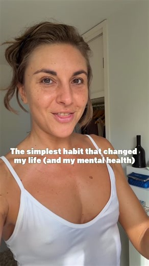 There’s something that truly changed my life — literally. And it’s surprisingly simple: morning sunlight exposure ☀️which syncs you back with your natural circadian rhythm. This is the best health tip I can share with you. Not only for physical health, but for mental health, mood, energy, and for living a happier, more balanced life. And trust me — this comes from a night owl. I spent 34 years of my life going to bed late, waking up tired, feeling disconnected from my energy. Then I started stud