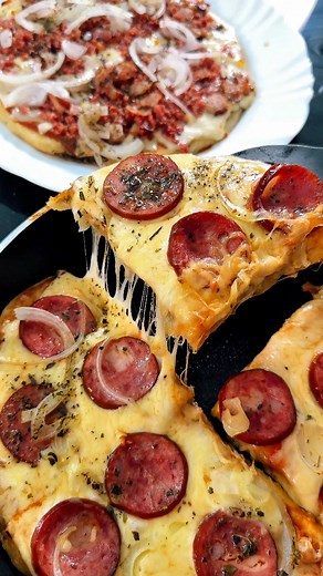 🔥 Gente, sério… Essa é A MELHOR pizza de frigideira que eu já comi na vida! 🤯🍕 Essa massa leva batata e fica tão leve, tão macia… que você NUNCA mais vai querer fazer pizza só com farinha e água 😍 Olha essa textura! 🥔✨ É simplesmente perfeita pra aquele lanche rápido ou jantar diferente. 💬 Comenta aqui: qual recheio você colocaria nessa pizza dos sonhos? 👇 E marca aquela pessoa que ama pizza! 🍕❤️ #receitas #viral #pizza #jantar #PizzaDeFrigideira #lanche #jantarfacil #pizzalovers #pizzac