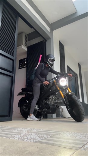 Cinematic Cafe Racer Style: Yamaha XSR 155
