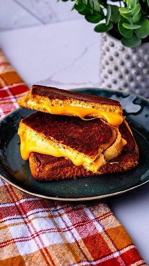 67K views · 716 reactions | This grilled cheese recipe is one of my all time favorites. It’s an easy addition to a traditional grilled cheese but it really adds a bunch of flavor and a creamy texture! #grilledcheese #dinnerrecipe | Dowell Cooks | Facebook
