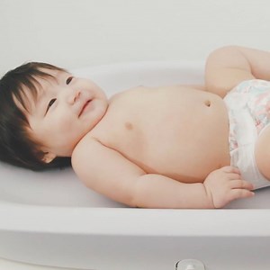 Know how much your baby ate after each feeding with this smart changing pad 👶🍼 Buy it here: https://amzn.to/2Aav6gC | In The Know Parenting