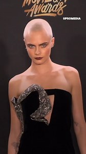 "Cara Delevingne erschien auf einem roten Teppich mit diesem drastischen Makeover, das den etablierten Schönheitskanon in Frage stellt und eine Botschaft der Ermächtigung sendet: Wer sind wir, wie definieren wir Schönheit, was halten wir für schön? Und obwohl es eine Entscheidung war, die sie für die Dreharbeiten zu „Life in a Year“ traf, war die Schauspielerin bereit, ihre Haar zu opfern, auch wenn ihre Agenten dagegen waren. " | Helene