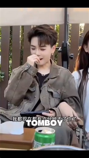 pacar pria ini malah pilih duduk dekat sitomboy dari pada pacarnya sendiri